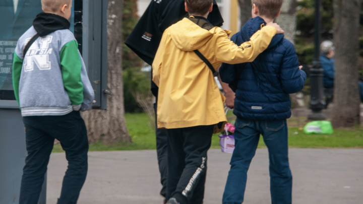 Толпа школьников устроила массовую драку на палках. Не поделили гимназию