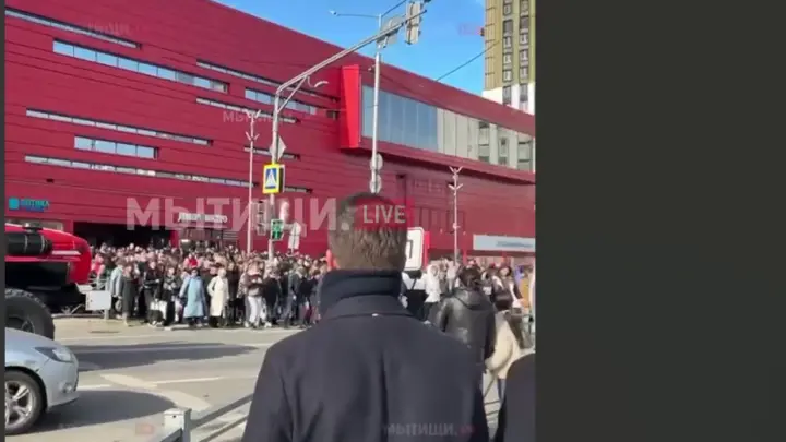 В Мытищах срочно эвакуировали людей из ТЦ Красный кит