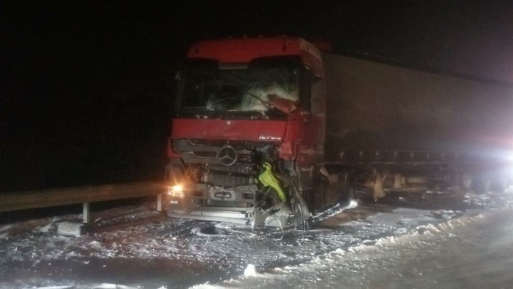 Ночное ДТП с двумя фурами парализовало движение по трассе Чита-Хабаровск