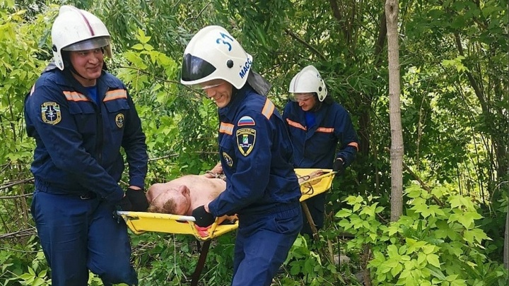В Новосибирске голый мужчина ползал по оврагу на улице Бориса Богаткова