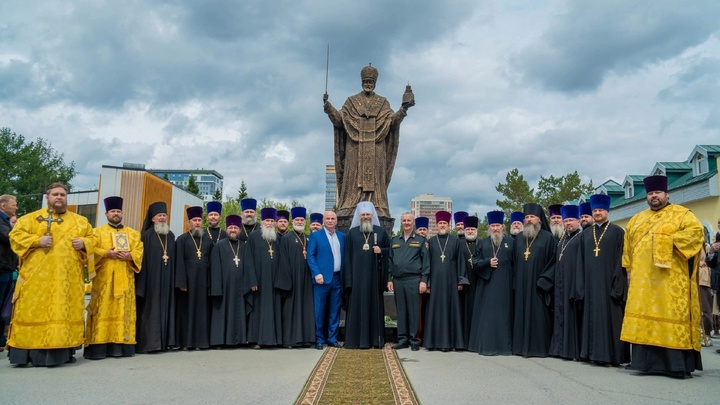 А вы случайно не Локоть?: Почему памятник Николаю Чудотворцу шесть лет ждал своего часа