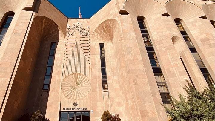Претендентами на кресло мэра Еревана стали гимнастка и экс-сотрудник спецслужб