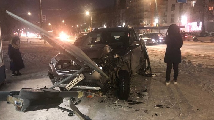 СМИ Челябинска осудили мэрию и ГИБДД за забор на остановке, где сбили людей