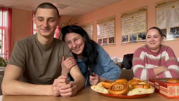 Участнику освобождения Украины устроили сюрприз — из Челябинска приехала мама и жена