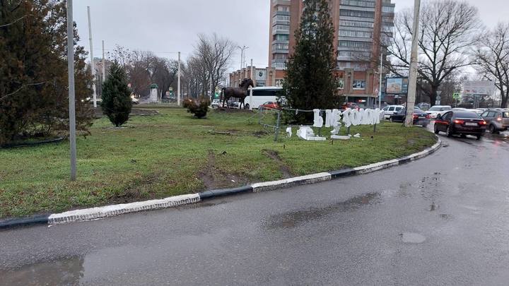 В Новочеркасске водитель кроссовера протаранил новогодний символ