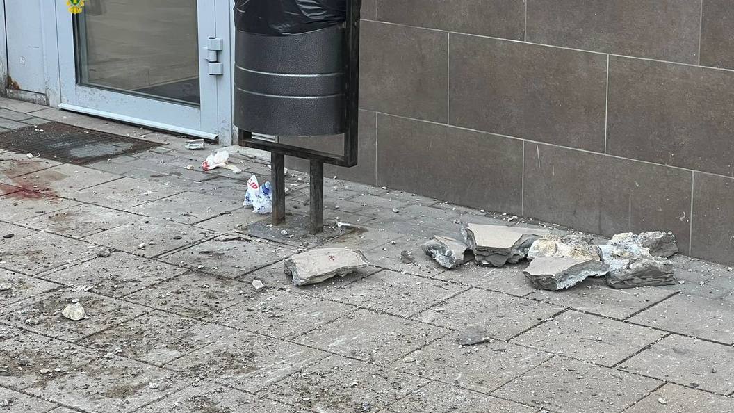 Облицовка балкона рухнула на женщину в Москве