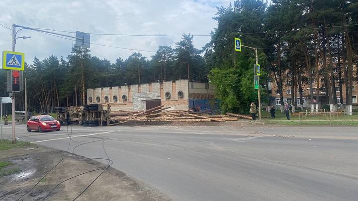 В Красноярском крае лесовоз растерял брёвна в центре Канска