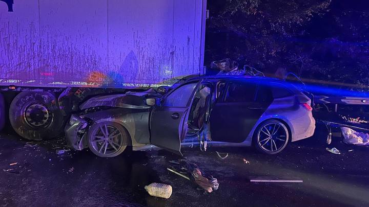 В Туапсинском районе BMW расплющило после удара о фуру, один человек погиб