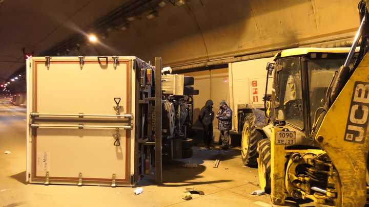 Трактор с грузовиком: в сочинском тоннеле столкнулись сразу пять автомобилей