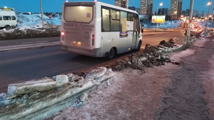 Жительнице Новосибирска зажало ногу дверьми при выходе из автобуса №29