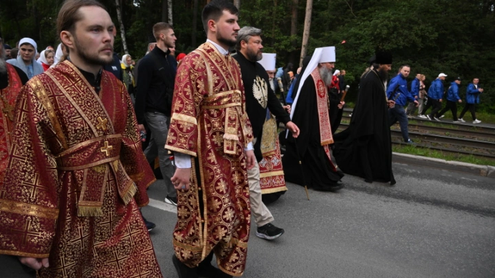 Главная ночь года: В Екатеринбурге верующие собираются у Храма-на-Крови для крестного хода