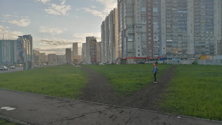 В Челябинске коммунальщики подкрасили траву