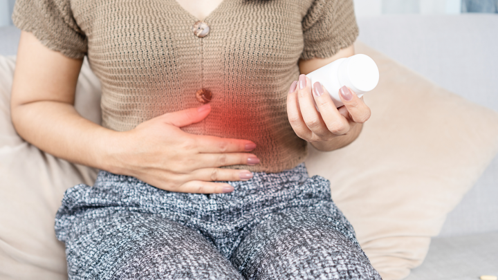 Усталость и боль в груди: Врач-онколог назвал неявные признаки рака желудка