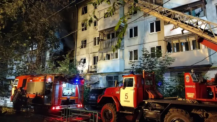 В Самаре при взрыве газа в многоквартирном доме погибла женщина, здание может обрушиться