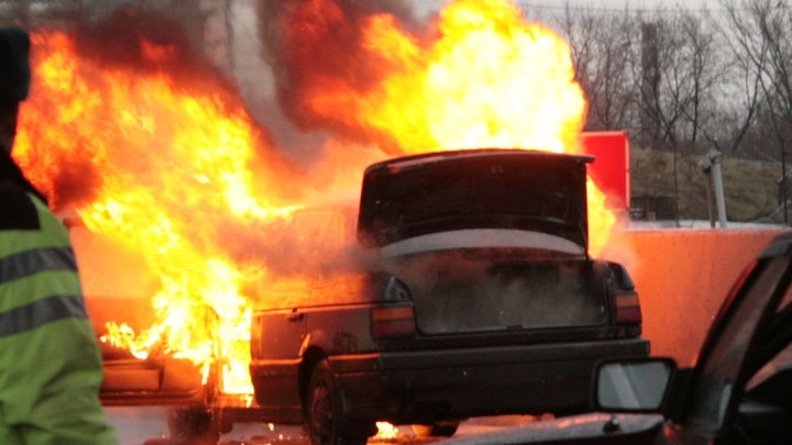 Тренер спас шестерых из горящего Mercedes. Стали известны подробности огненного ДТП в Москве