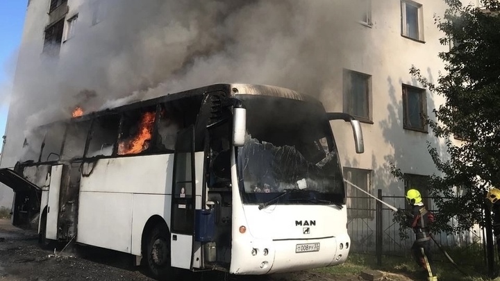 Вероятно, поджог: Во Владимире на улице Диктора Левитана 18 спасателей тушили пассажирский автобус