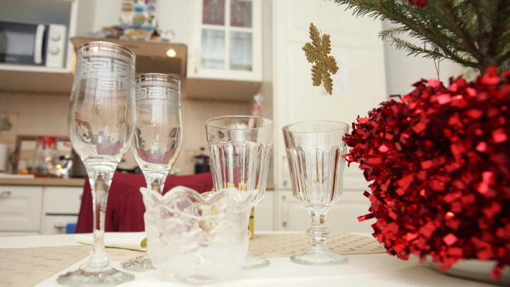 «Дворец логотипов»: московская квартира с интерьерами от Versace до Audi стала мемом