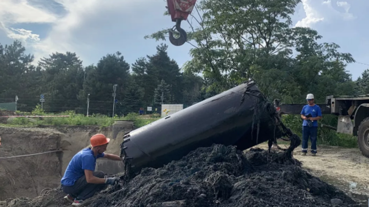 В Краснодаре из сетей водоотведения достали двигатель от машины