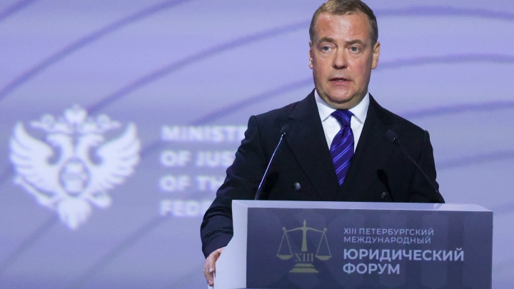 На смену могильной тишине придёт дикий визг: Жёсткий прогноз Медведева