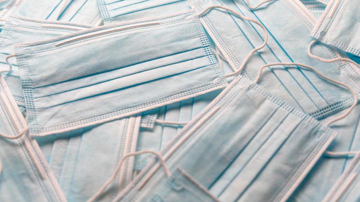 Половина населения России выступила против возвращения масочного режима