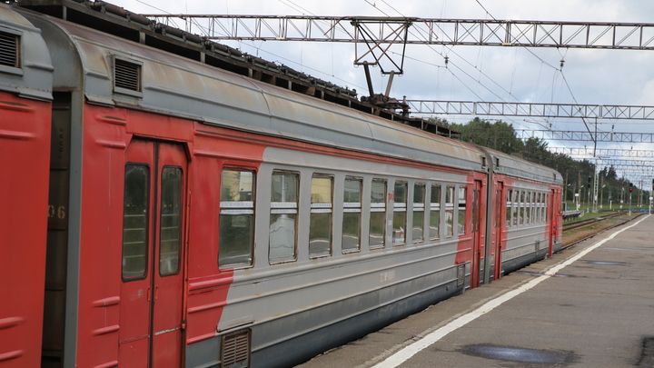 В Сочи задержали подростка, разбившего камнем стекло в поезде