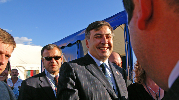 В день улыбчивого задержания Саакашвили журналисты вспомнили спектакль в Киеве