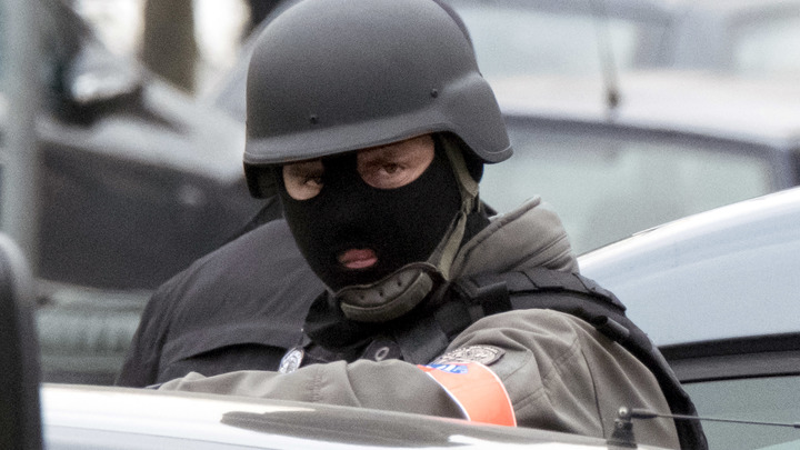 Владелец ресторана взял в заложники персонал: Район оцеплен. На месте спецназ