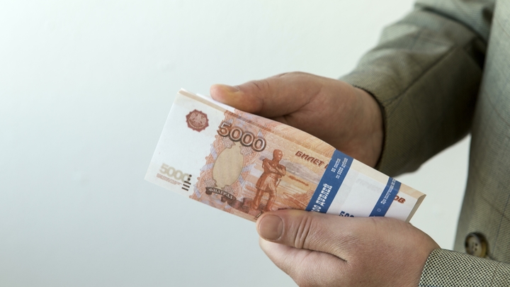 Привычка шиковать: Разорившийся российский банк выдал рекордные премии топ-менеджерам