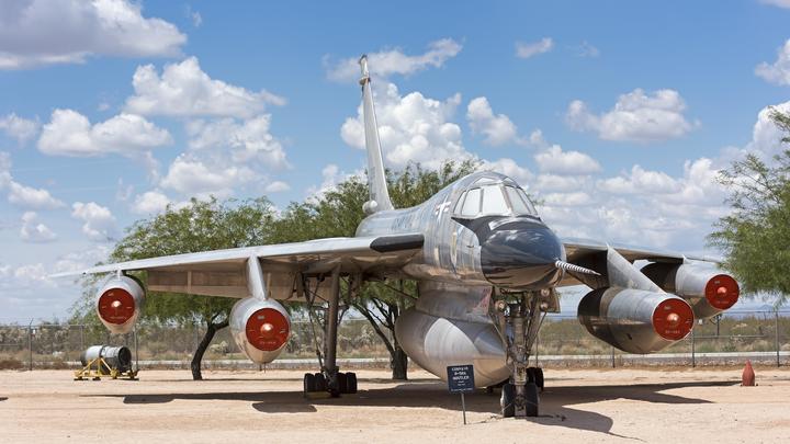 Быстрому самолёту - быстрая ракета. Как С-75 похоронил проект американского супербомбардировщика