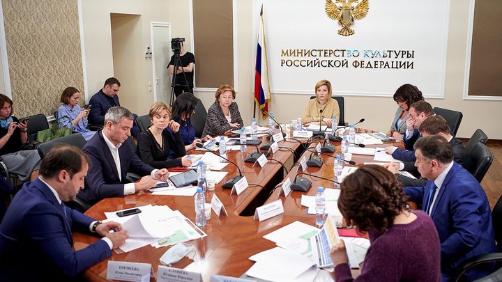 Не берут в кадр, не слушают песни: российский Минкульт начал отменять звёзд-русофобов