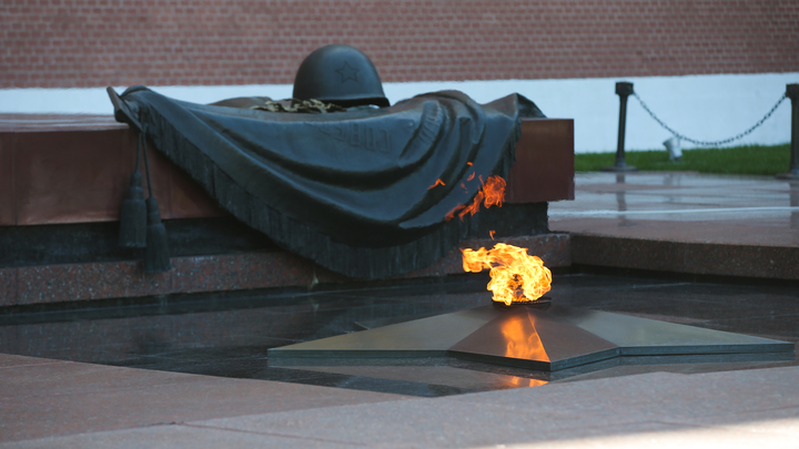 В Запорожской и Херсонской областях росгвардейцы благоустроили мемориалы