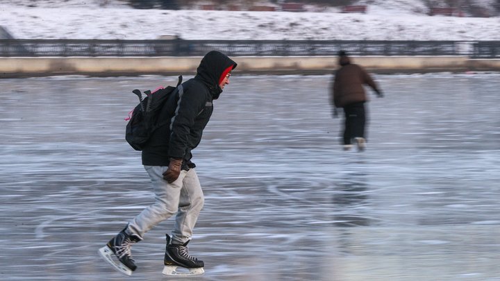Несмотря на запрет на выход на лед, петербуржцы гуляют по Неве