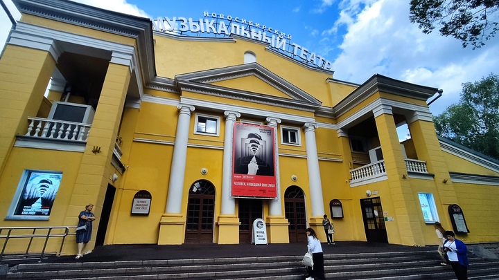 Актёр Новосибирского музыкального театра попал в опалу из-за поддержки СВО
