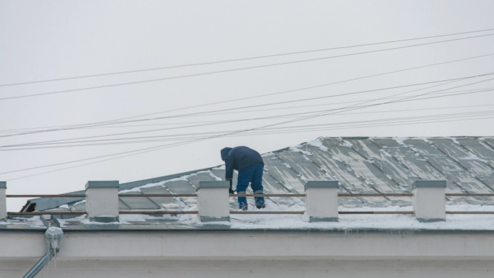 Глыба льда едва не сломала позвоночник девочке на глазах у прохожих в Барнауле
