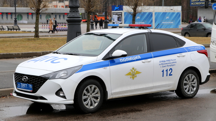 В Перми автобус протаранил легковушку, стоявшую на обочине трассы