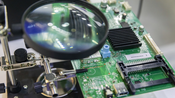 Три страны начали блокировать оплату поставок электроники в Россию