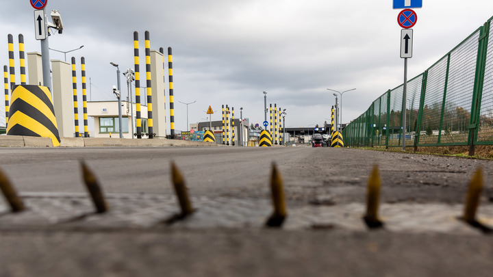 Украинец пытался покинуть страну на надувном матрасе, притворившись ребенком