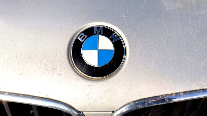 BMW впервые обогнала Tesla по продажам электрокаров