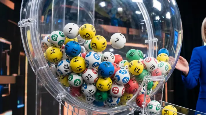 15 пенсионеров в сговоре выиграли в лотерею 100 миллионов рублей