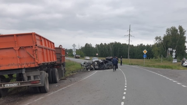 Трое мужчин погибли в страшной аварии с грузовиком под Курганом