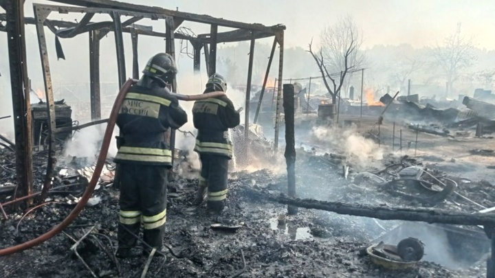 В Селивановском районе пожарный получил тепловой удар во время тушения огня