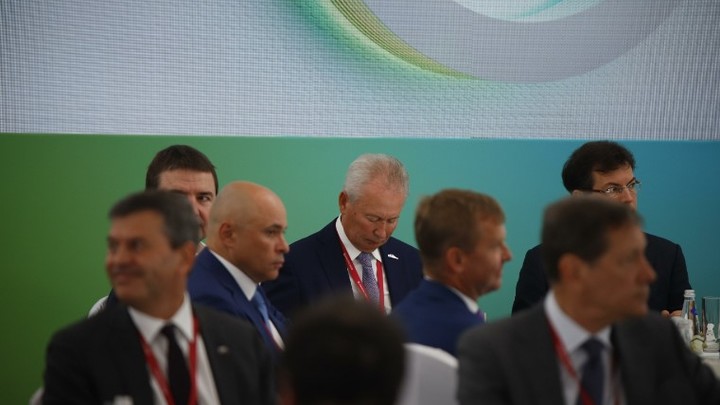 Парики, маски, плащи: как западный бизнес работает в России инкогнито