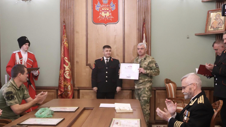 Благодарности добровольцам из Армавира вручил Александр Власов