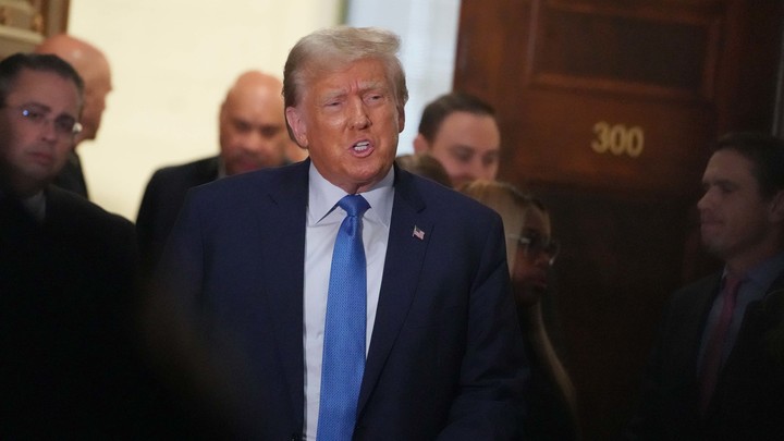 Они отравляют кровь нашей страны: Трамп скандально высказался против мигрантов из Африки и Азии