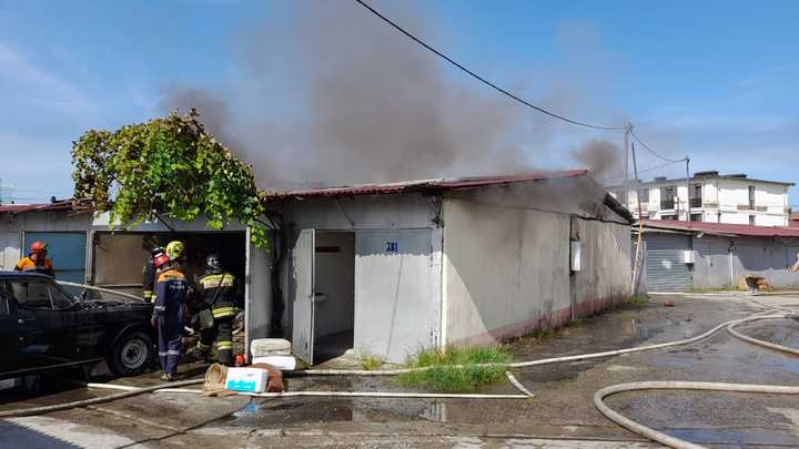 В районе аэропорта Сочи потушили крупный пожар в гаражном кооперативе