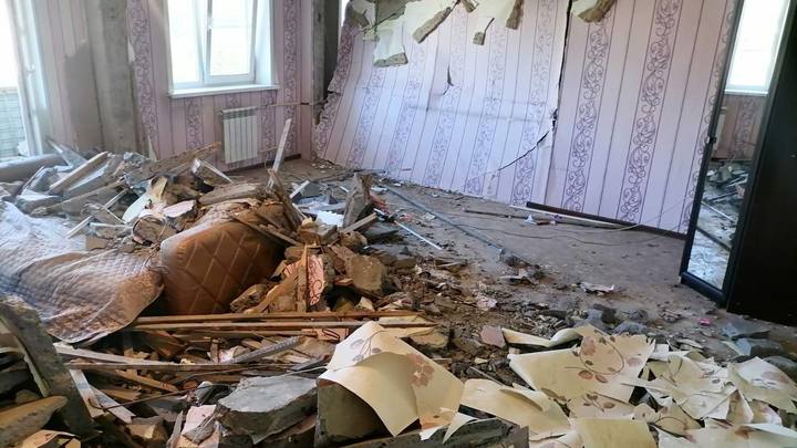 Власти Читы разбирают завалы в доме, где взорвался самогонный аппарат