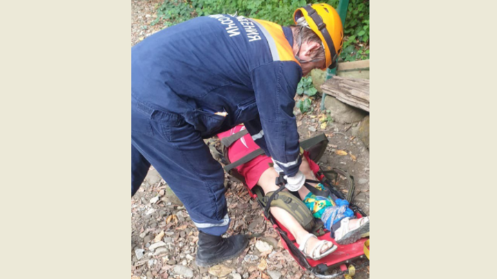 В Сочи спасатели эвакуировали из ущелья туристку с перелом лодыжки