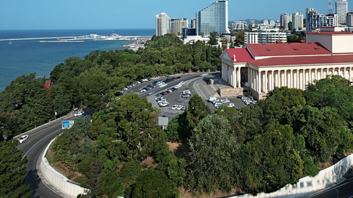 В Сочи у Зимнего театра ограничат проезд из-за проведения кинофестиваля Кинотавр