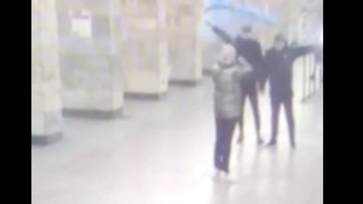 Видео: В Санкт-Петербурге болельщики «Зенита» устроили в метро фаер-вечеринку