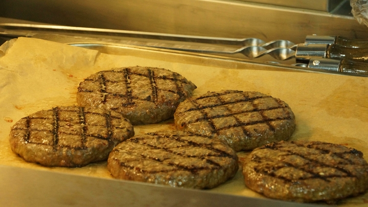 Без названия, но с котлетой: Новый Макдоналдс подтвердил информацию о лого